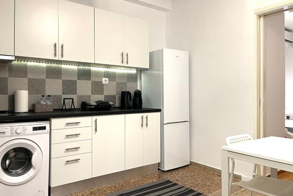 אתונה Pame Rentals - Ideal For 2 In Pagrati מראה חיצוני תמונה